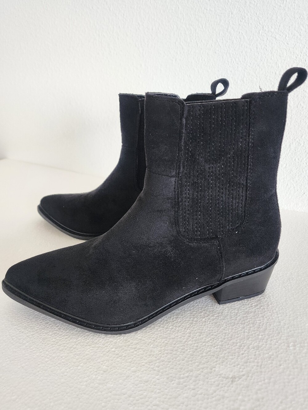 Chase + Chloe NIB Women's Black Western Block Suede Chelsea Ankle Boots. Size 9